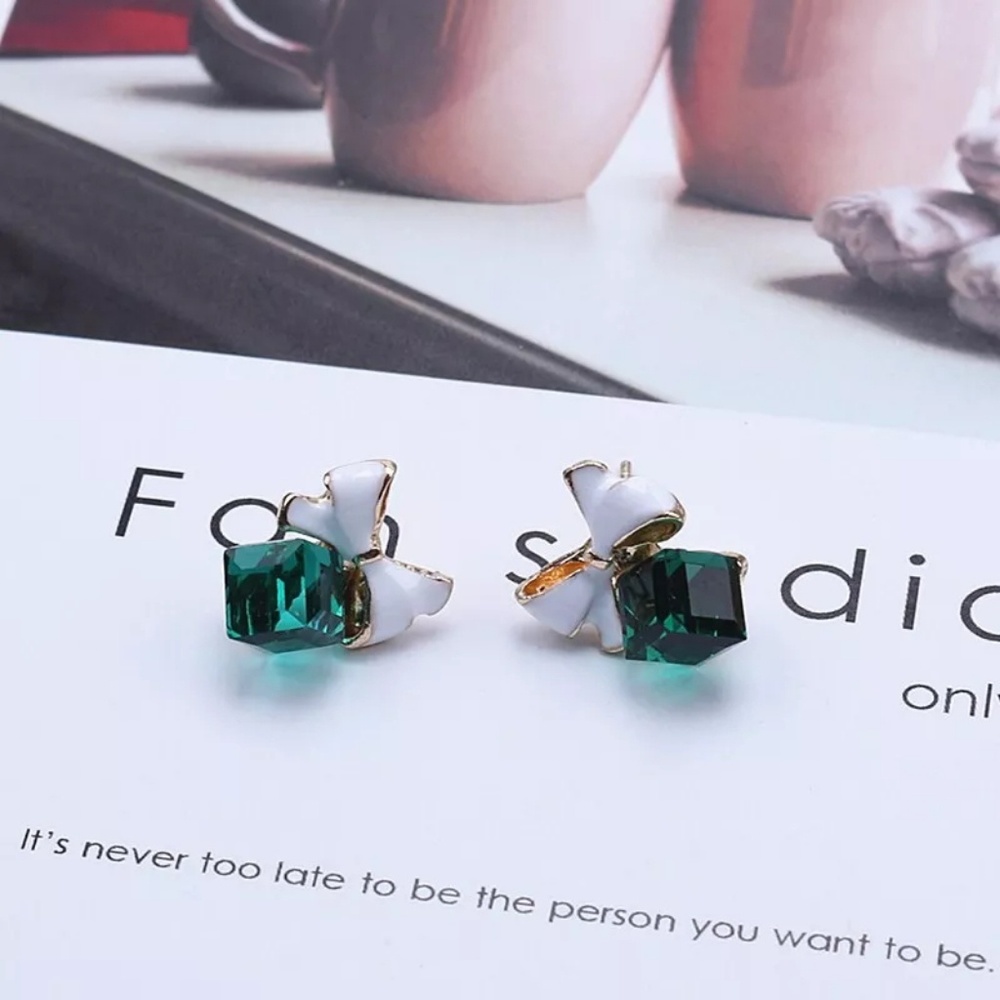 NEW Cute Green Cubic Zirconia Bow Earrings - Picture 2 of 5